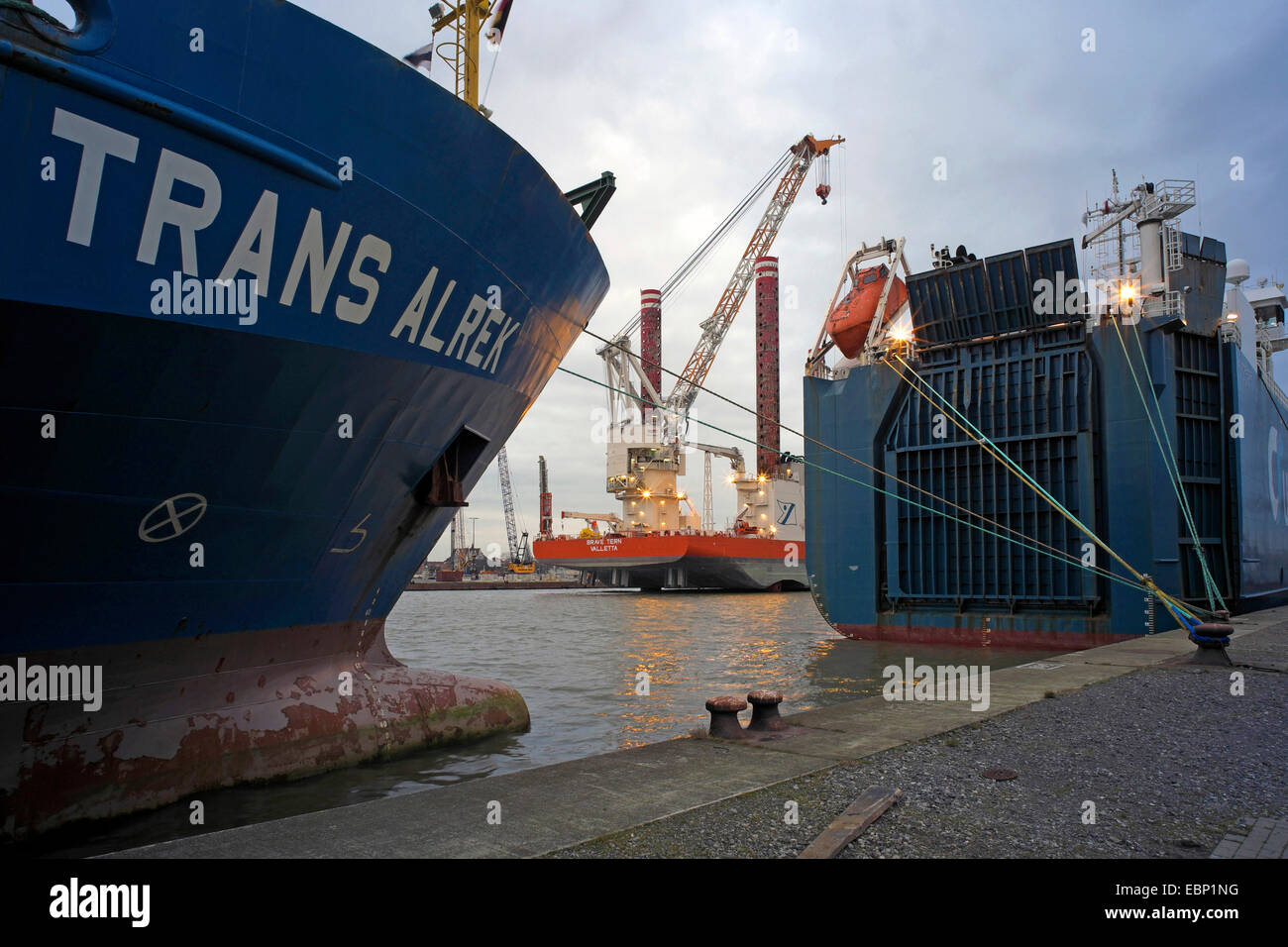 WindCarrier Brave Tern im Hafen, transport Schiffe im Vordergrund, Deutschland, Bremerhaven Stockfoto