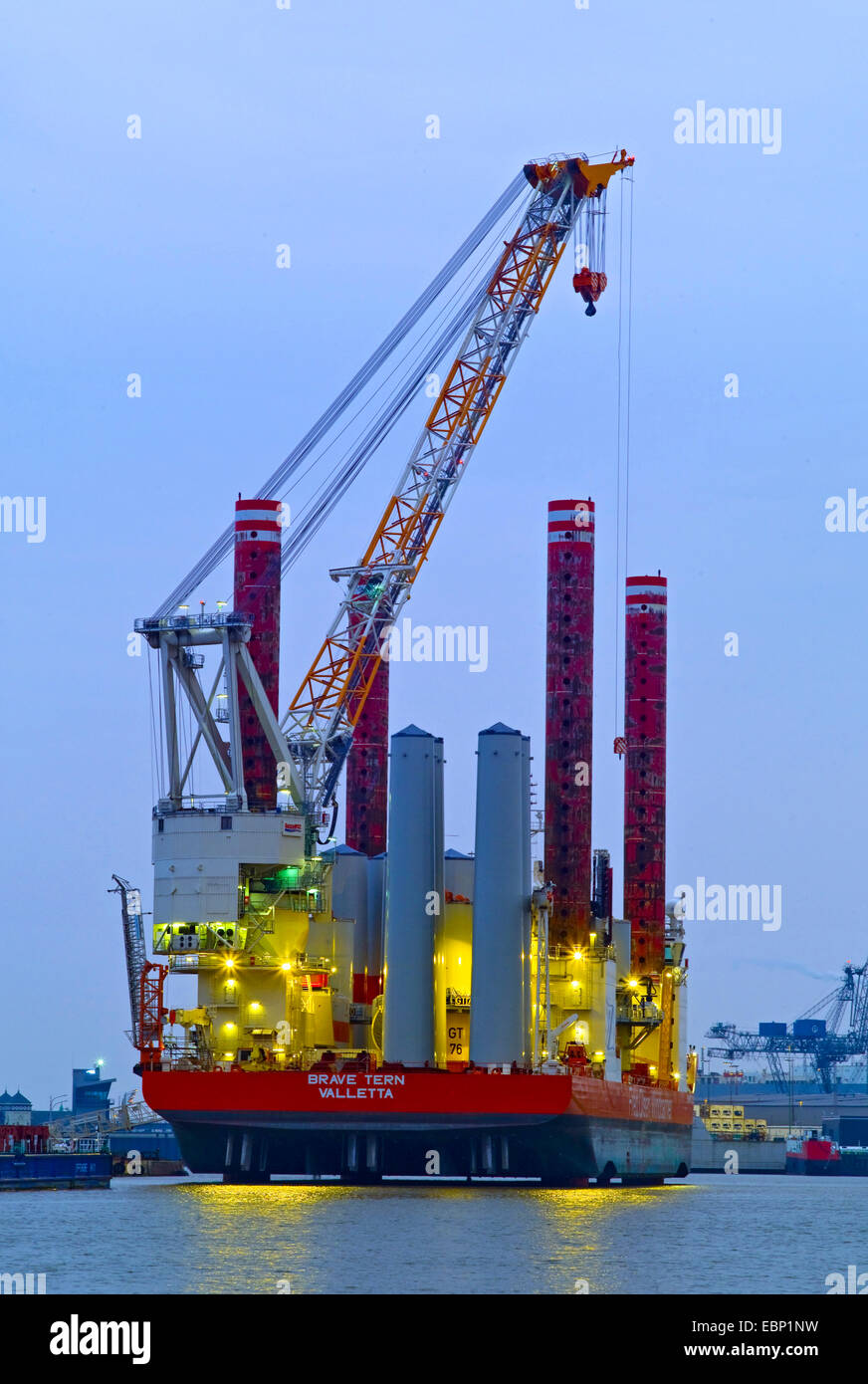 Brave Tern Wind Farm Installation Schiff im Hafen am Abend Licht, Deutschland, Bremerhaven Stockfoto