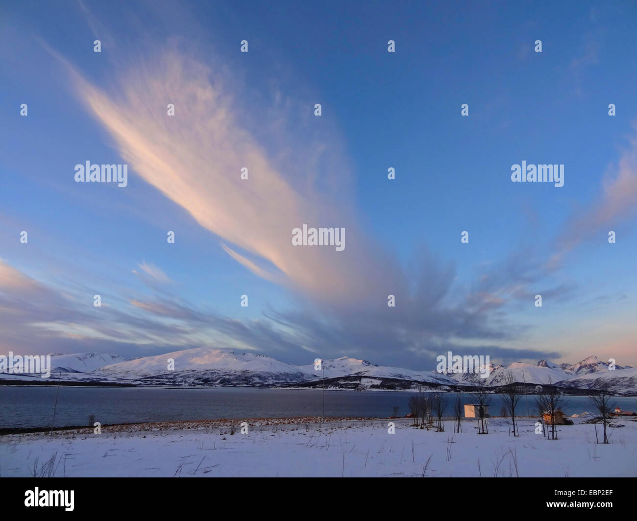 Wind Wolken über der Insel Kvaloya, Norwegen, Troms, Tromsoe, Sandnessund Stockfoto