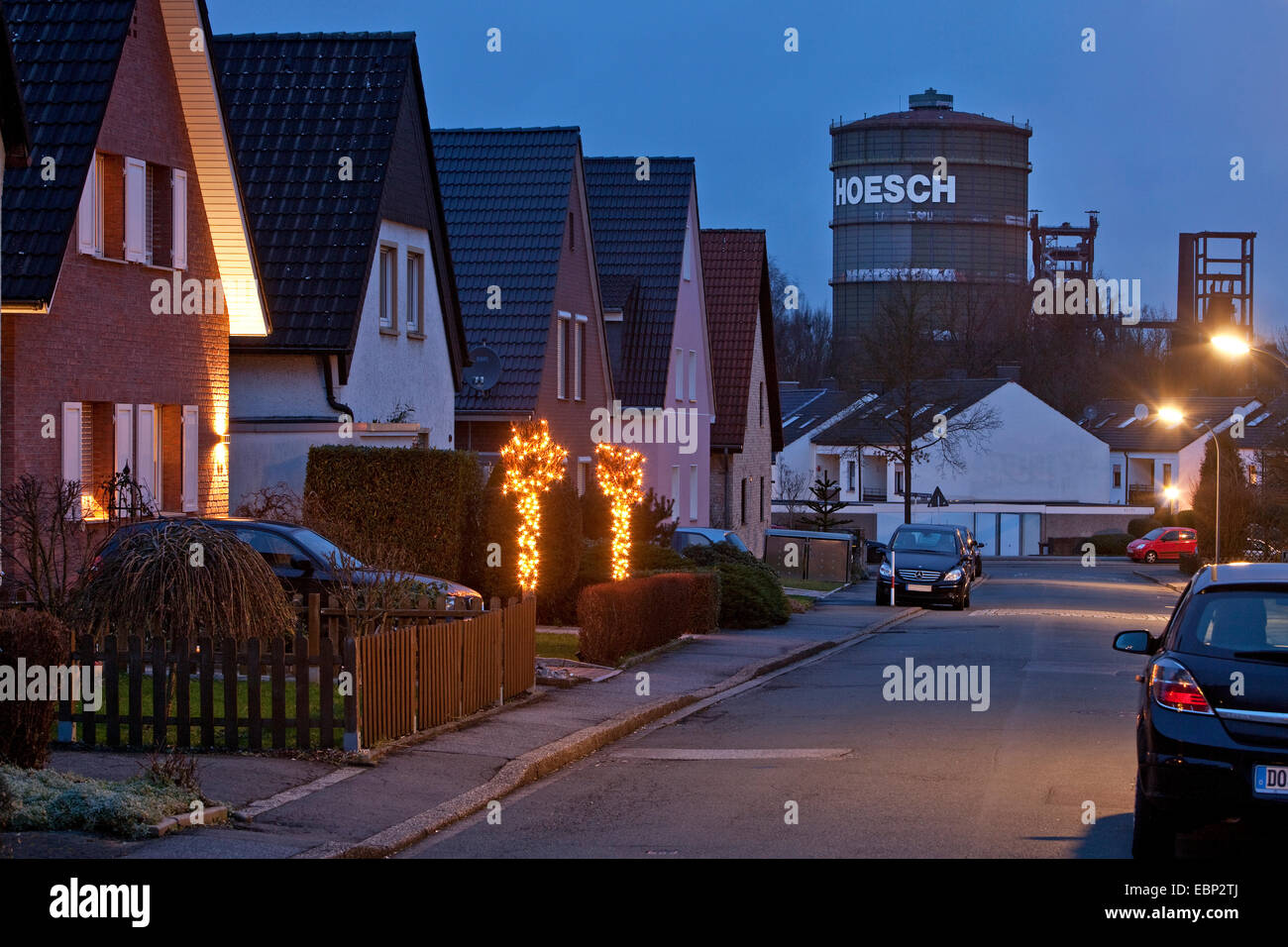 Straße im Wohngebiet mit Einfamilienhäusern vor der Gasometer und Hochofen Phoenix West im Abendlicht, Dortmund, Ruhrgebiet, Nordrhein-Westfalen, Deutschland Stockfoto