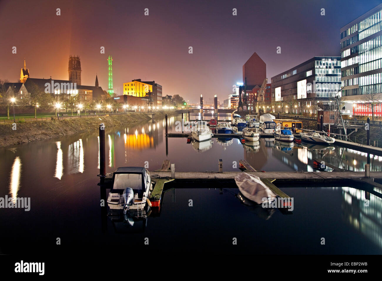 Duisburger Hafen bei Nacht, Duisburg, Ruhrgebiet, Nordrhein-Westfalen, Deutschland Stockfoto