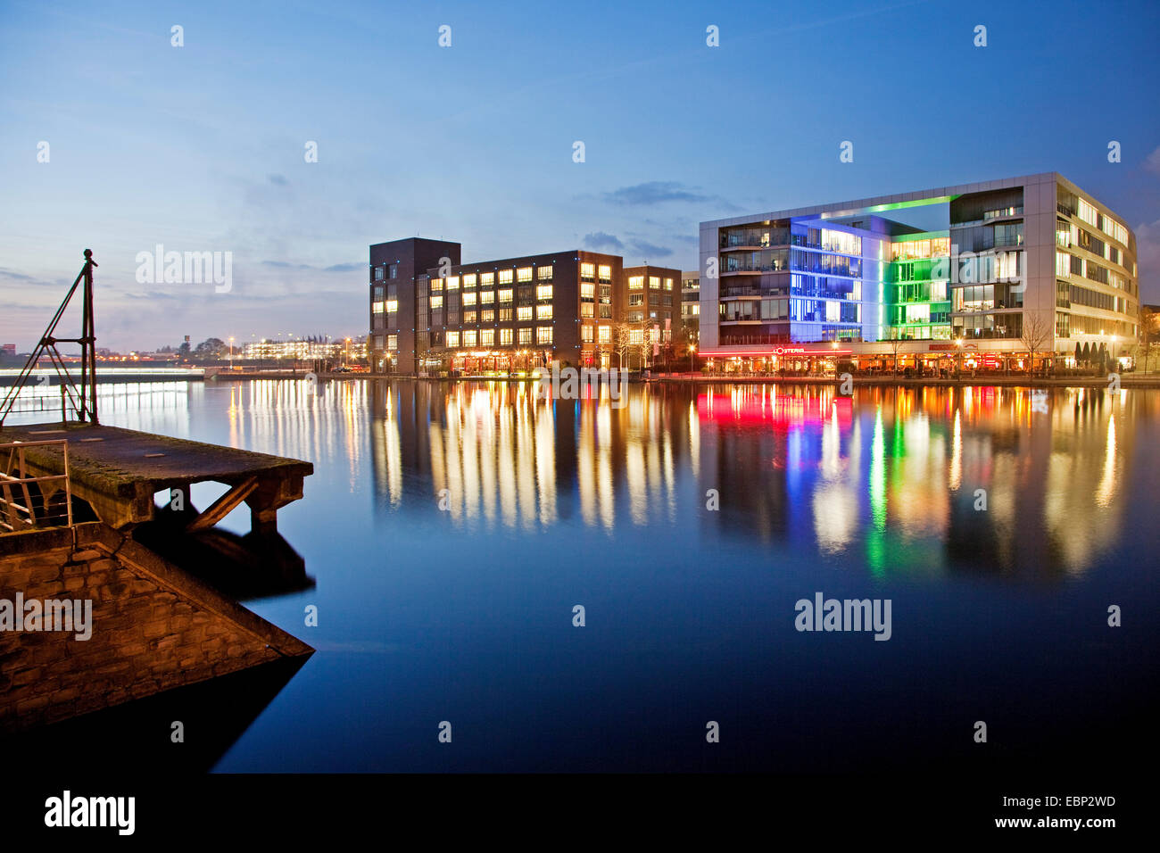 beleuchtete Bürogebäuden und Gastronomie im Hafen am Abend, Duisburg, Ruhrgebiet, Nordrhein-Westfalen, Deutschland Stockfoto