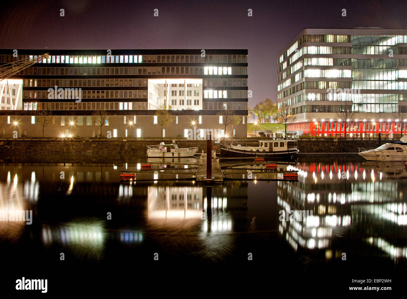 Marina Duisburg und Bürogebäude in der Nacht, Duisburg, Ruhrgebiet, Nordrhein-Westfalen, Deutschland Stockfoto