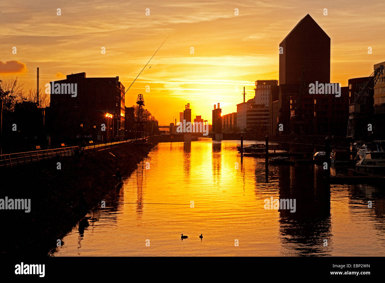 Marina, Schwanentor und NRW-Archiv bei Sonnenuntergang, Duisburg, Ruhrgebiet, Nordrhein-Westfalen, Deutschland Stockfoto