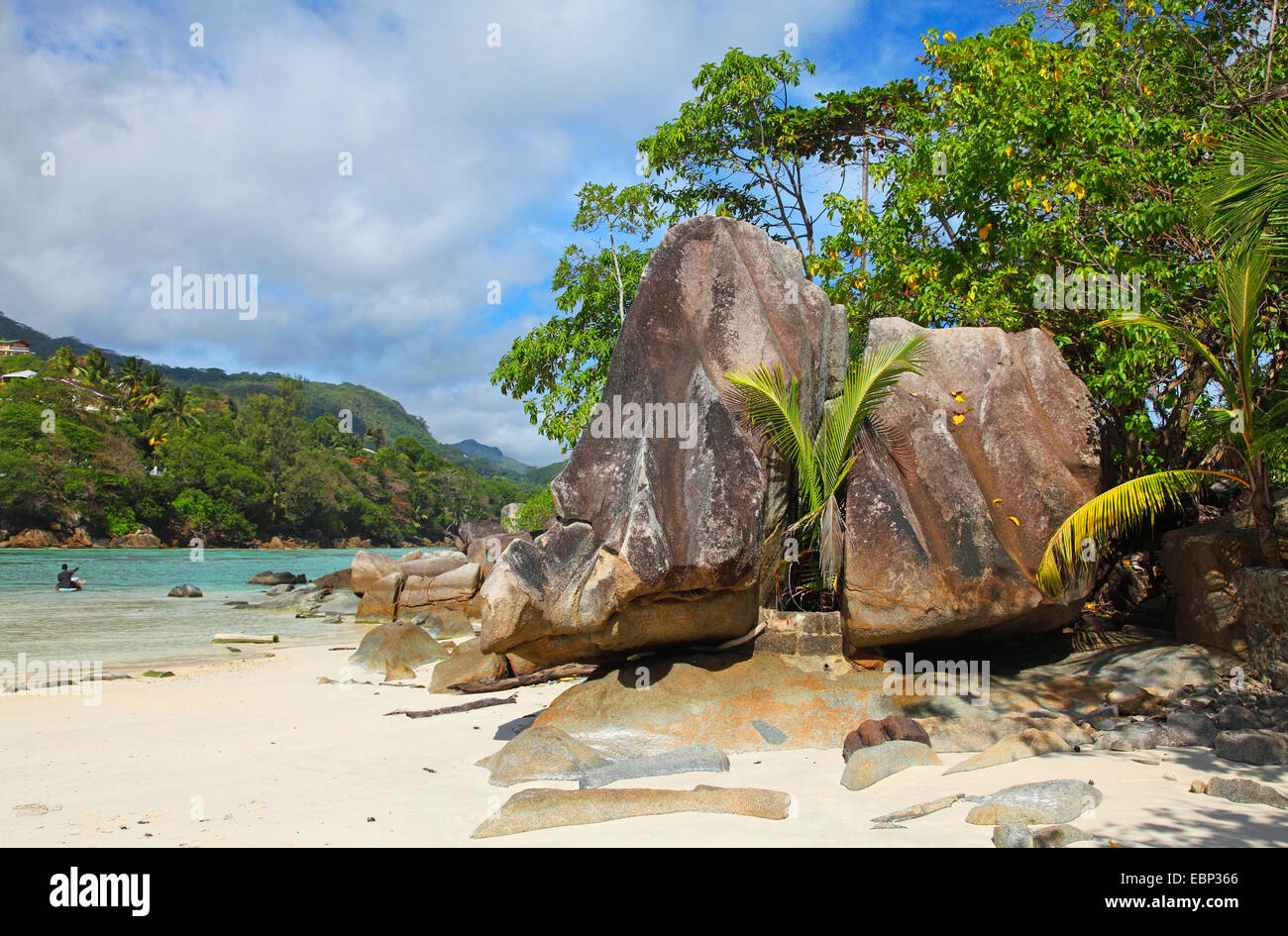 Granitfelsen am Strand Anse L'Islette, Seychellen, Mahe Stockfoto