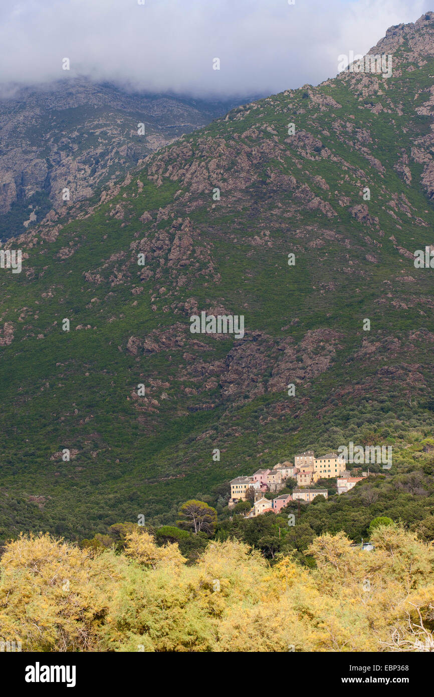 Blick zum Bergdorf, Frankreich, Corsica Stockfoto