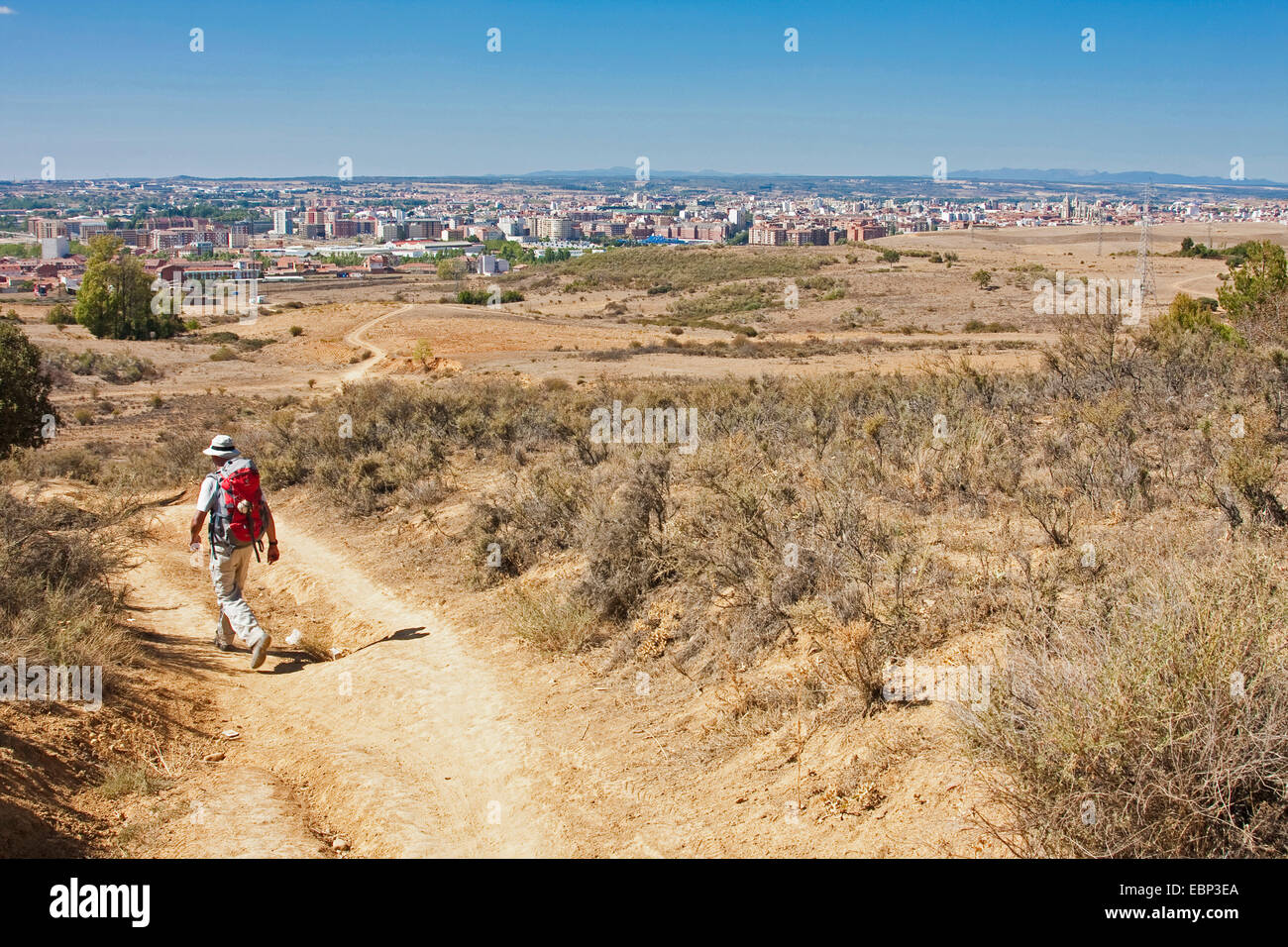 Jakobsweg, weg von Valdelafuente mit Blick auf Le¾n, Spanien, Kastilien und Leon, Leon, Valdelafuente Stockfoto