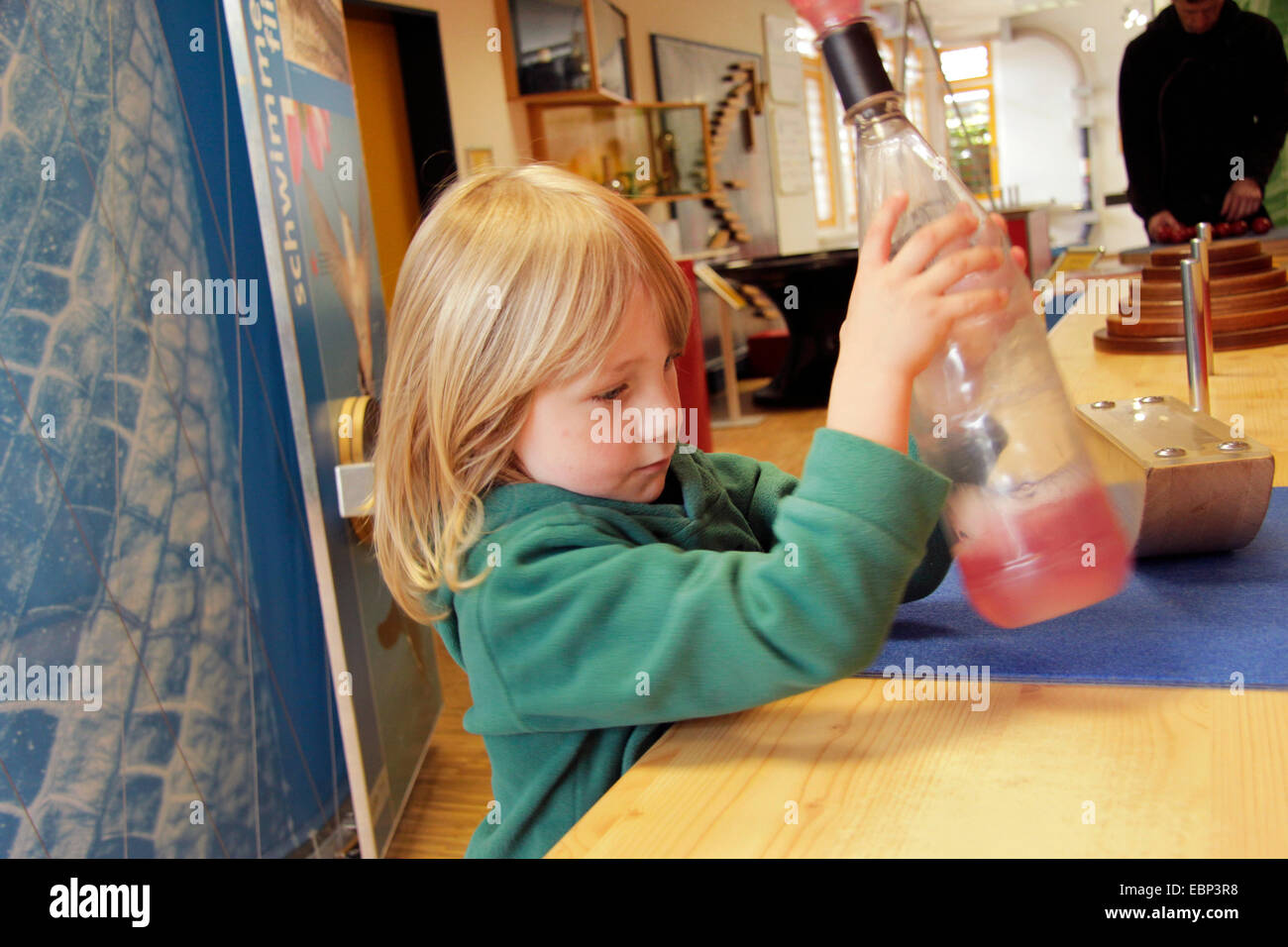 kleinen Jungen spielerisch experimentieren im Experimentarium Zingst, Deutschland Stockfoto