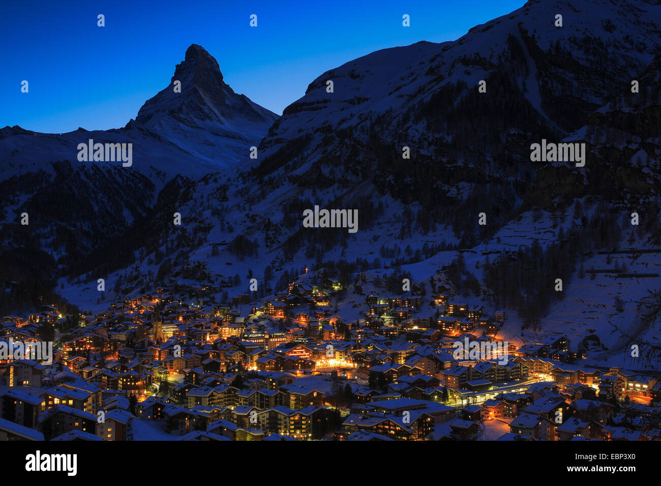 beleuchtetes Dorf Zermatt und Matterhorn am Abend, Schweiz, Wallis, Zermatt Stockfoto