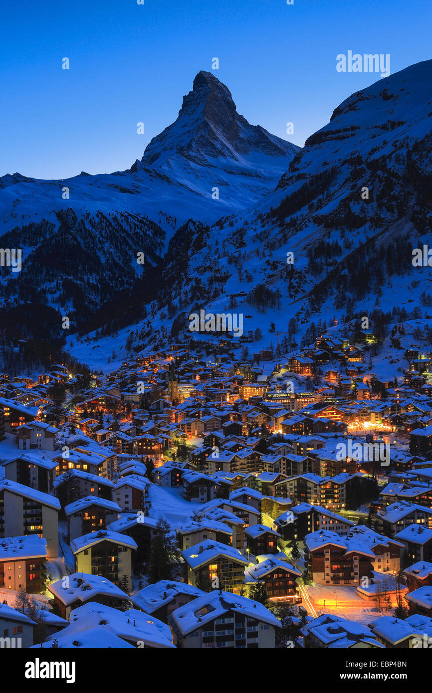 beleuchtetes Dorf Zermatt und Matterhorn am Abend, Schweiz, Wallis, Zermatt Stockfoto