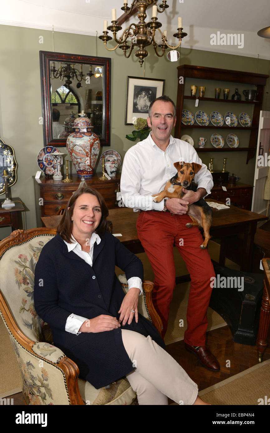 Antiquitätenhändler Jerard und Sally Nares nach 40 Jahren zusammen laufen ihre Geschäfte Mytton Antiquitäten in Shropshire Uk verheiratete Paare Partner Partnerschaft arbeiten Stockfoto