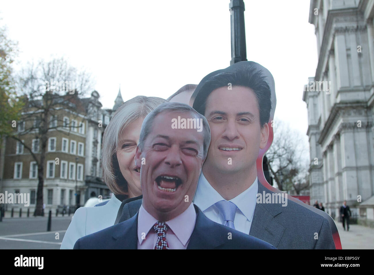 Westminster London, UK. 3. Dezember 2014. Karton Ausschnitt der britischen Politiker Nigel Farage Ed Miliband und Theresa May am Tag George Osborne seine Herbst-Anweisung Parlament Ehre aufs: Amer Ghazzal/Alamy Live-Nachrichten Stockfoto