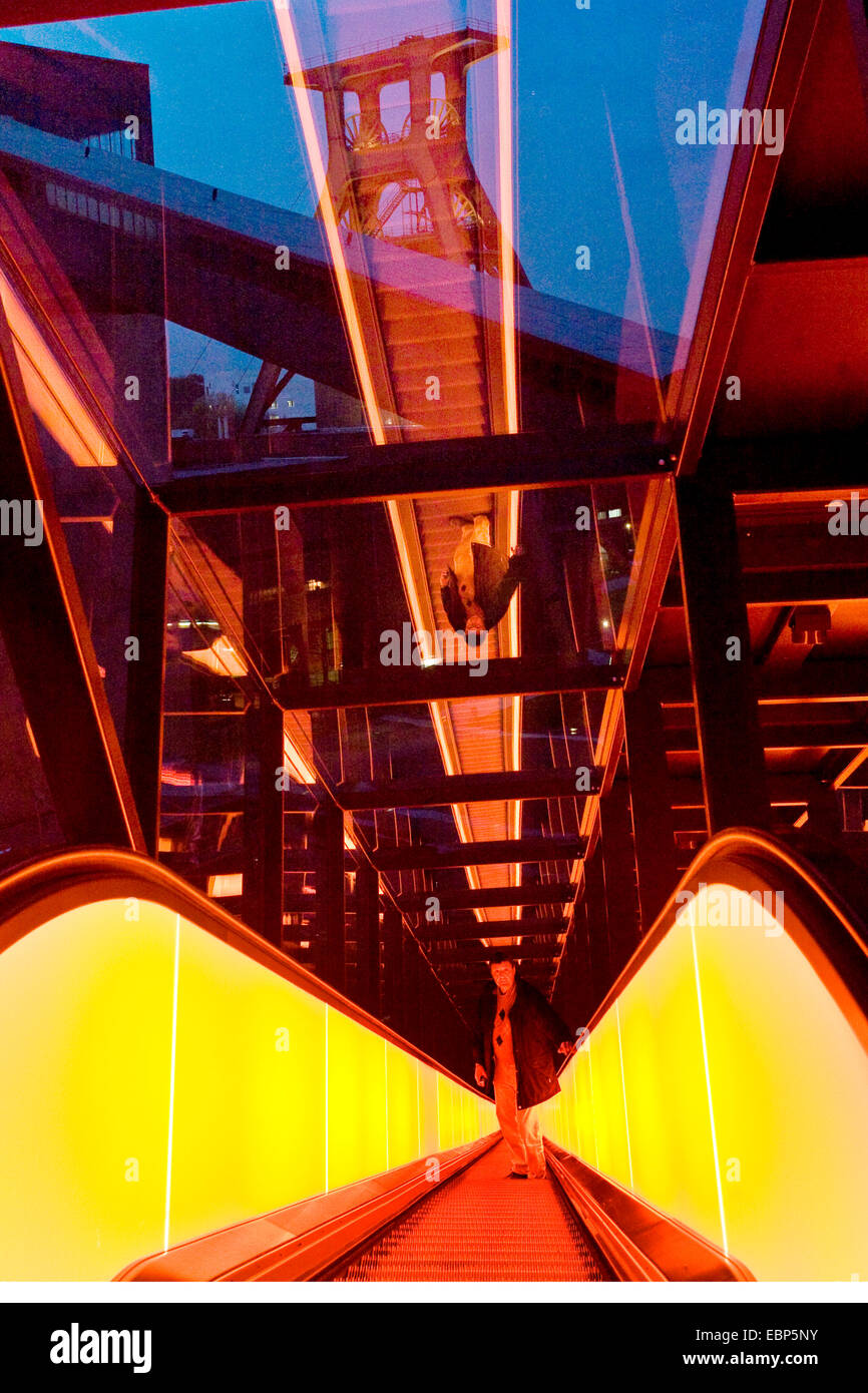 beleuchtete Rolltreppe des World Heritage Site Zeche Zollverein mit einem Mann, Essen, Ruhrgebiet, Nordrhein-Westfalen, Deutschland Stockfoto