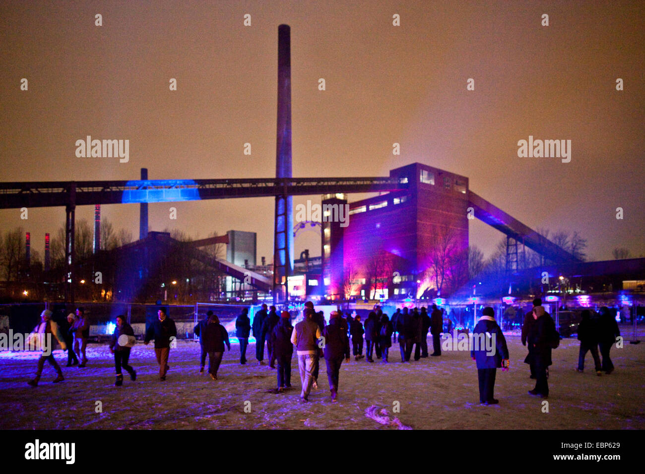 Menschen bei beleuchteten Kokerei Zollverein während der Eröffnungsveranstaltung der Europäischen Kulturhauptstadt 2010, Deutschland, Nordrhein-Westfalen, Ruhrgebiet, Essen Stockfoto