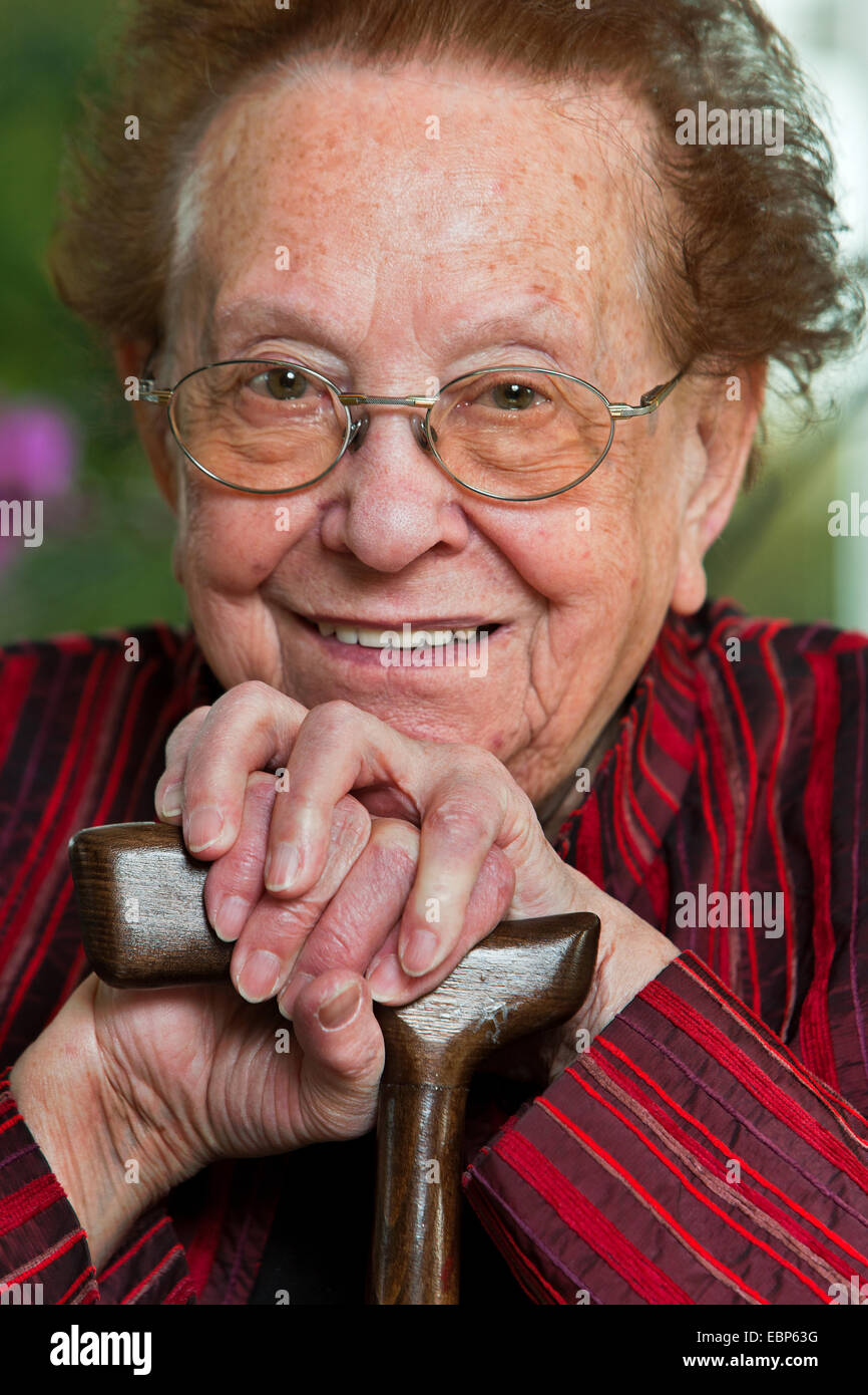 alte Frau mit einem Stock Stockfoto