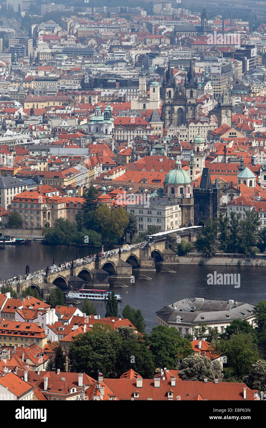 Der Blick vom Observatorium Turm der Prager Karlsbrücke mit Teyn-Kirche, Tschechische Republik, Prag Stockfoto