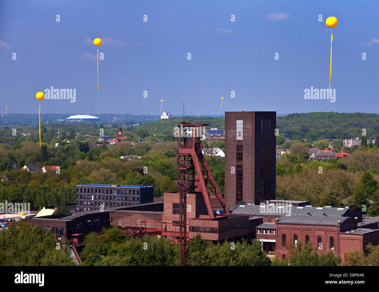 große gelbe Ballons über europäische Hauptstadt der Kultur Essen Kennzeichnung ehemalige Standorte der Kohlebergwerke, "Schachtzeichen", Deutschland, Nordrhein-Westfalen, Ruhrgebiet, Essen Stockfoto