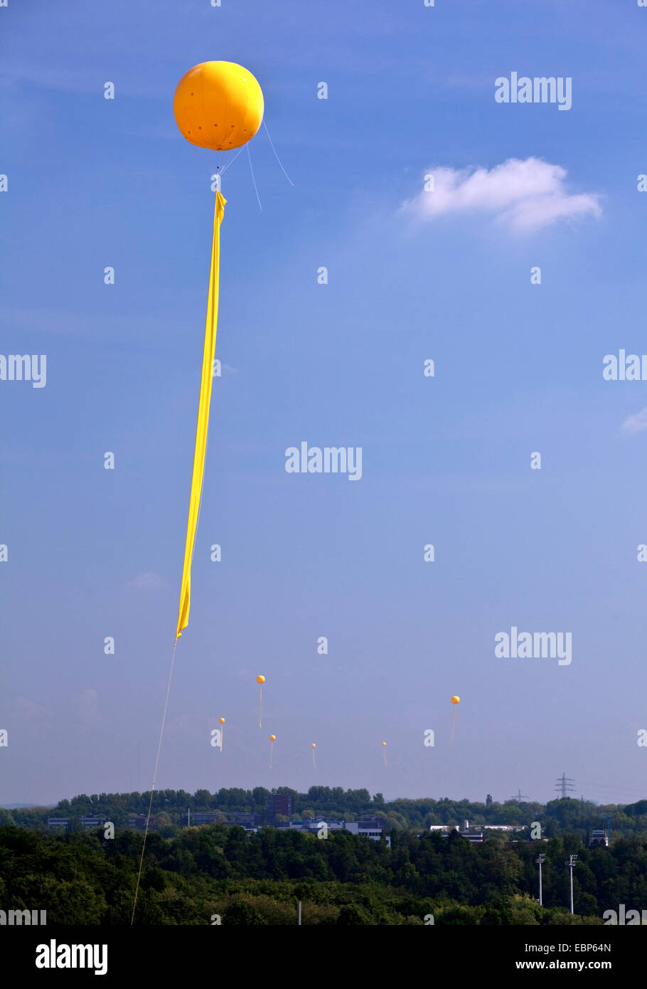 große gelbe Ballons über europäische Hauptstadt der Kultur Essen Kennzeichnung ehemalige Standorte der Kohlebergwerke, "Schachtzeichen", Deutschland, Nordrhein-Westfalen, Ruhrgebiet, Essen Stockfoto