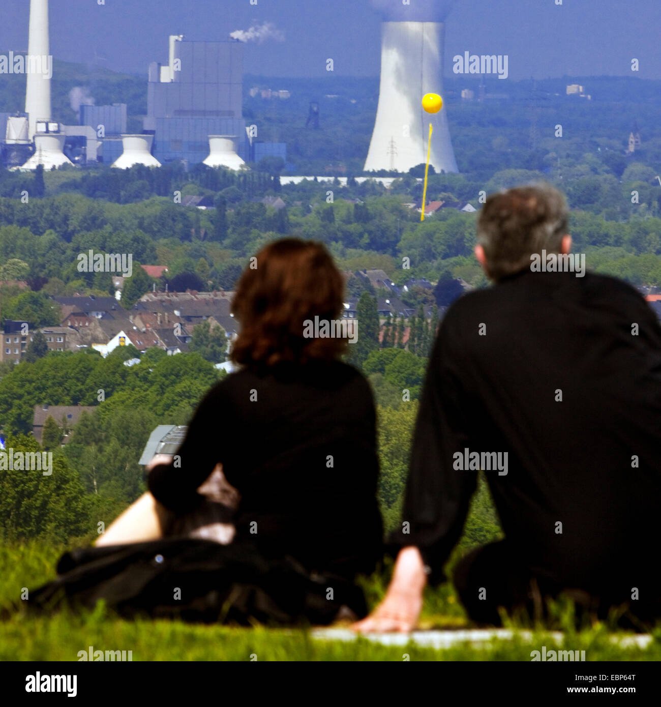 zu zweit am Tippelsberg gerade große gelbe Ballon über Europäische Kulturhauptstadt Kennzeichnung ehemalige Standorte der Kohlebergwerke, "Schachtzeichen", Deutschland, Nordrhein-Westfalen, Ruhrgebiet, Bochum Stockfoto