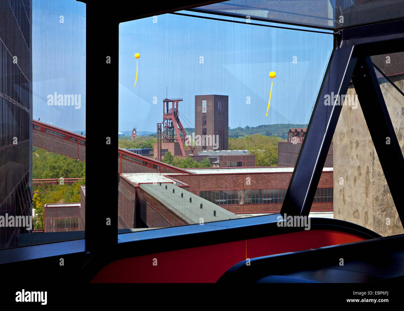 Coal mine Zollverein mit großen gelben Ballons über europäische Hauptstadt der Kultur Essen Kennzeichnung ehemalige Standorte der Kohlebergwerke, "Schachtzeichen", Deutschland, Nordrhein-Westfalen, Ruhrgebiet, Essen Stockfoto