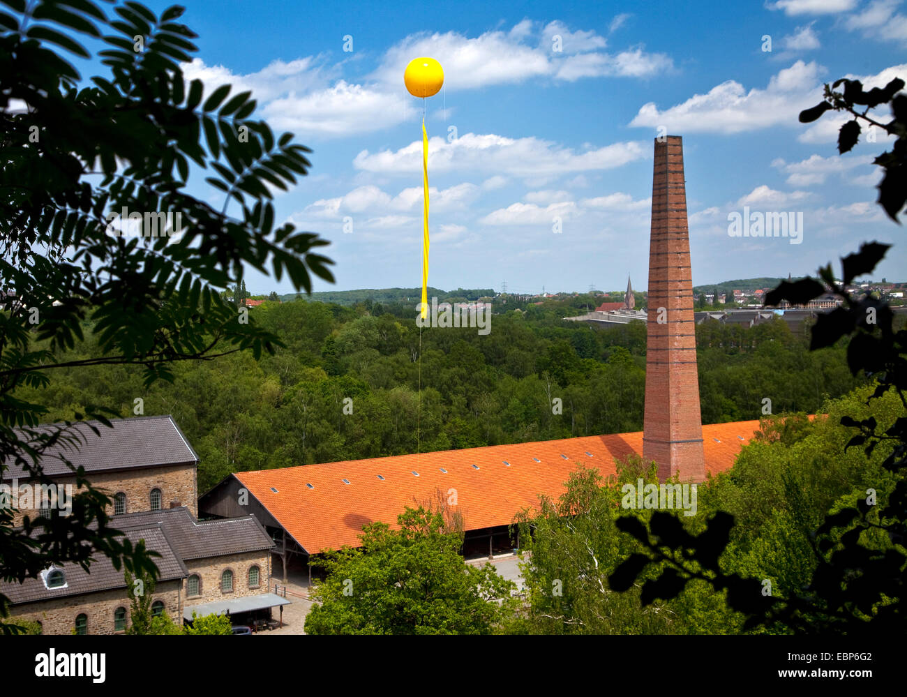 große gelbe Ballon über der ehemaligen Zeche Nachtigall, Teil der Veranstaltung "Schachtzeichen" Kennzeichnung ehemalige Standorte der Kohlegruben im Ruhrgebiet, Witten, Ruhrgebiet, Nordrhein-Westfalen, Deutschland Stockfoto