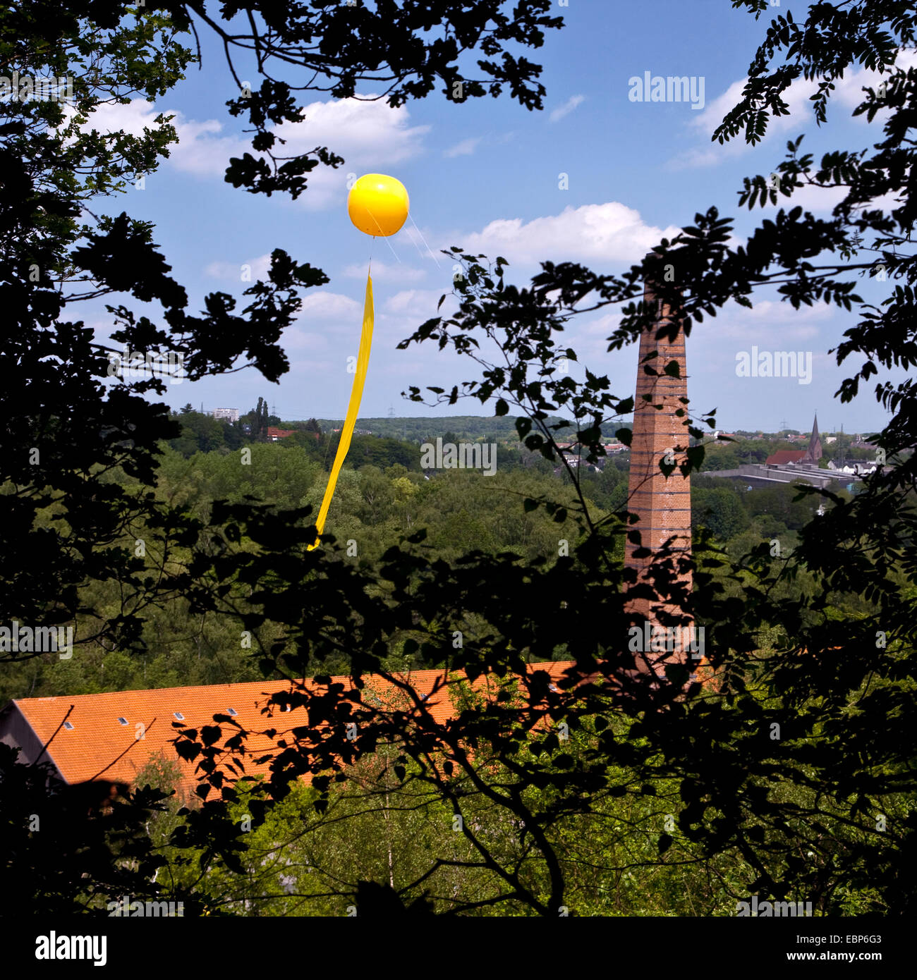 große gelbe Ballon über der ehemaligen Zeche Nachtigall, Teil der Veranstaltung "Schachtzeichen" Kennzeichnung ehemalige Standorte der Kohlegruben im Ruhrgebiet, Witten, Ruhrgebiet, Nordrhein-Westfalen, Deutschland Stockfoto