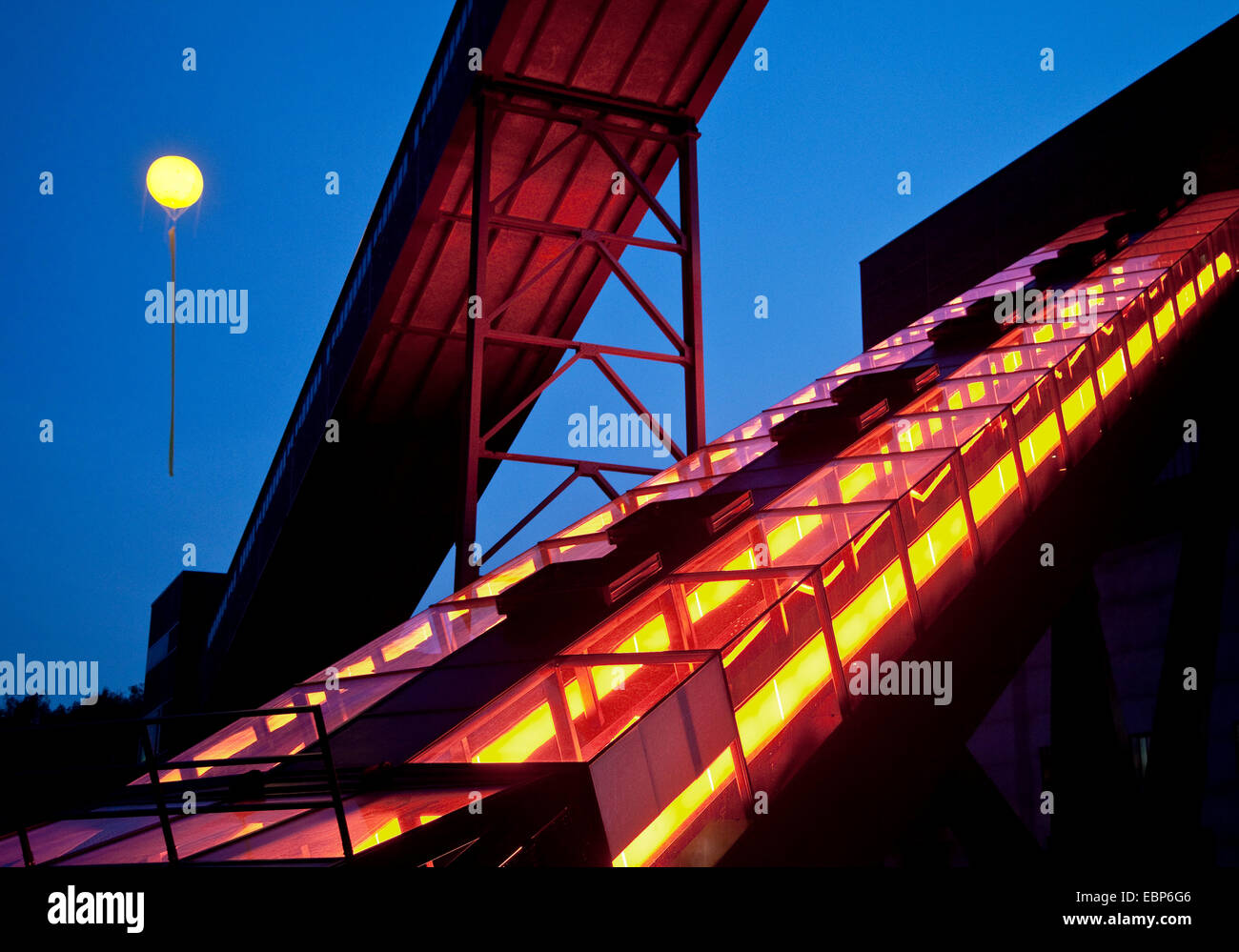 großen beleuchteten gelben Ballon über Zollverein, Teil der Veranstaltung "Schachtzeichen" Kennzeichnung ehemalige Standorte der Kohlegruben im Ruhrgebiet, Essen, Ruhrgebiet, Nordrhein-Westfalen, Deutschland Stockfoto