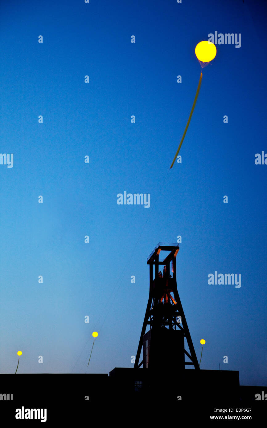 große beleuchtete gelbe Ballons über Zollverein Schacht XII, Teil der Veranstaltung "Schachtzeichen" Kennzeichnung ehemalige Standorte der Kohlegruben im Ruhrgebiet, Essen, Ruhrgebiet, Nordrhein-Westfalen, Deutschland Stockfoto