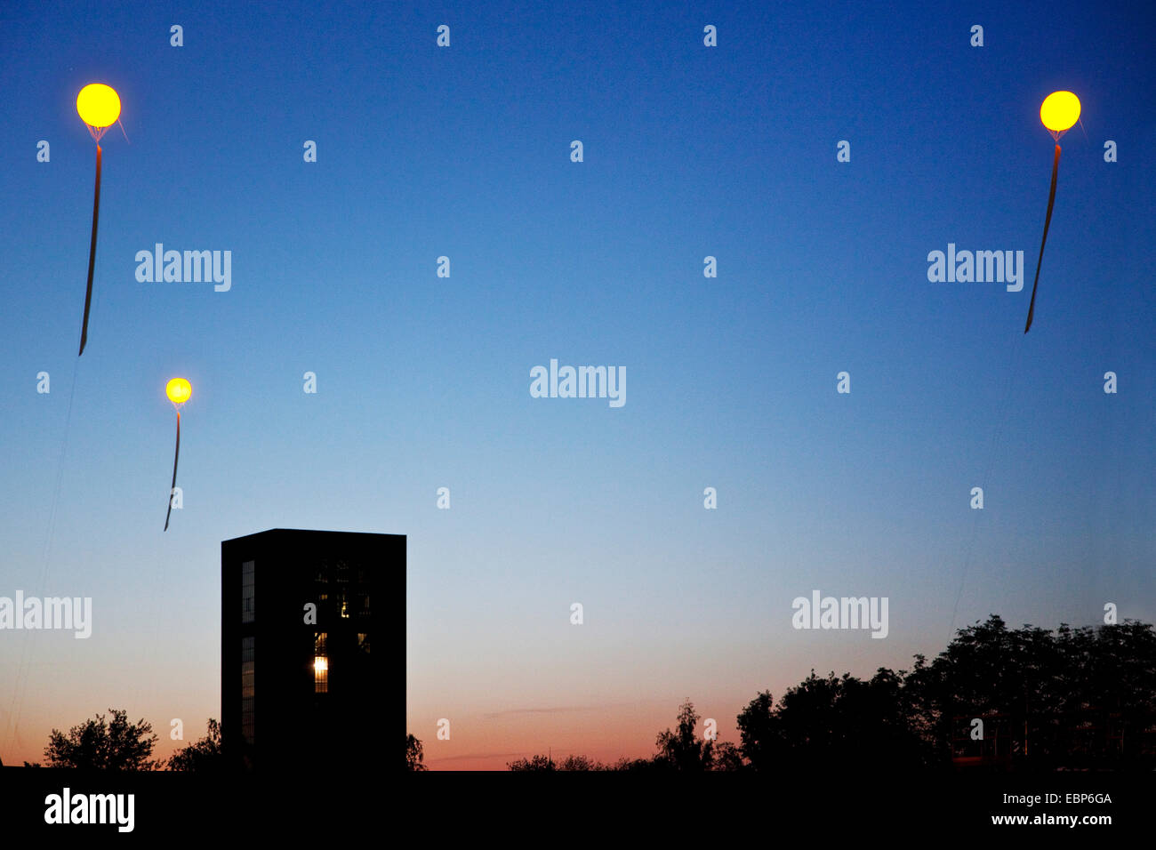 große beleuchtete gelbe Ballons über Zeche Zollverein Schacht 1/2/8, Teil der Veranstaltung "Schachtzeichen" Kennzeichnung ehemalige Standorte der Kohlegruben im Ruhrgebiet, Essen, Ruhrgebiet, Nordrhein-Westfalen, Deutschland Stockfoto