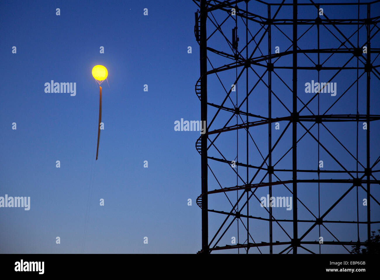 großen beleuchteten gelben Ballon über Zollverein Schacht XII, Teil der Veranstaltung "Schachtzeichen" Kennzeichnung ehemalige Standorte der Kohlegruben im Ruhrgebiet, Essen, Ruhrgebiet, Nordrhein-Westfalen, Deutschland Stockfoto
