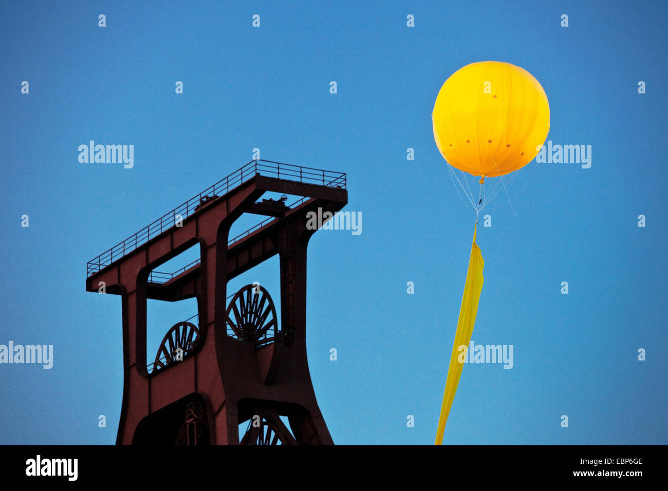 großen beleuchteten gelben Ballon über Zollverein Schacht XII, Teil der Veranstaltung "Schachtzeichen" Kennzeichnung ehemalige Standorte der Kohlegruben im Ruhrgebiet, Witten, Ruhrgebiet, Nordrhein-Westfalen, Deutschland Stockfoto