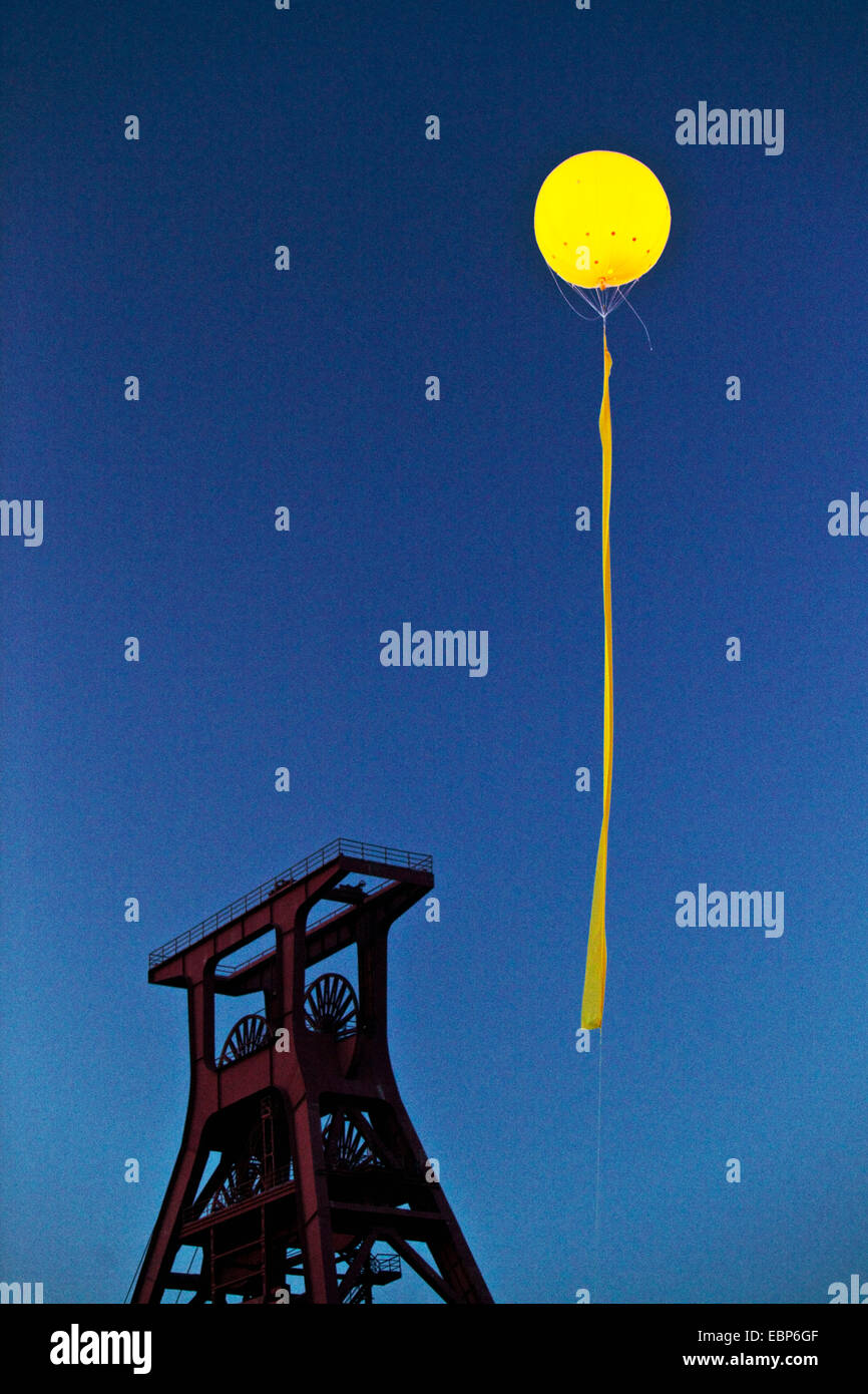 großen beleuchteten gelben Ballon über Zollverein Schacht XII, Teil der Veranstaltung "Schachtzeichen" Kennzeichnung ehemalige Standorte der Kohlegruben im Ruhrgebiet, Witten, Ruhrgebiet, Nordrhein-Westfalen, Deutschland Stockfoto