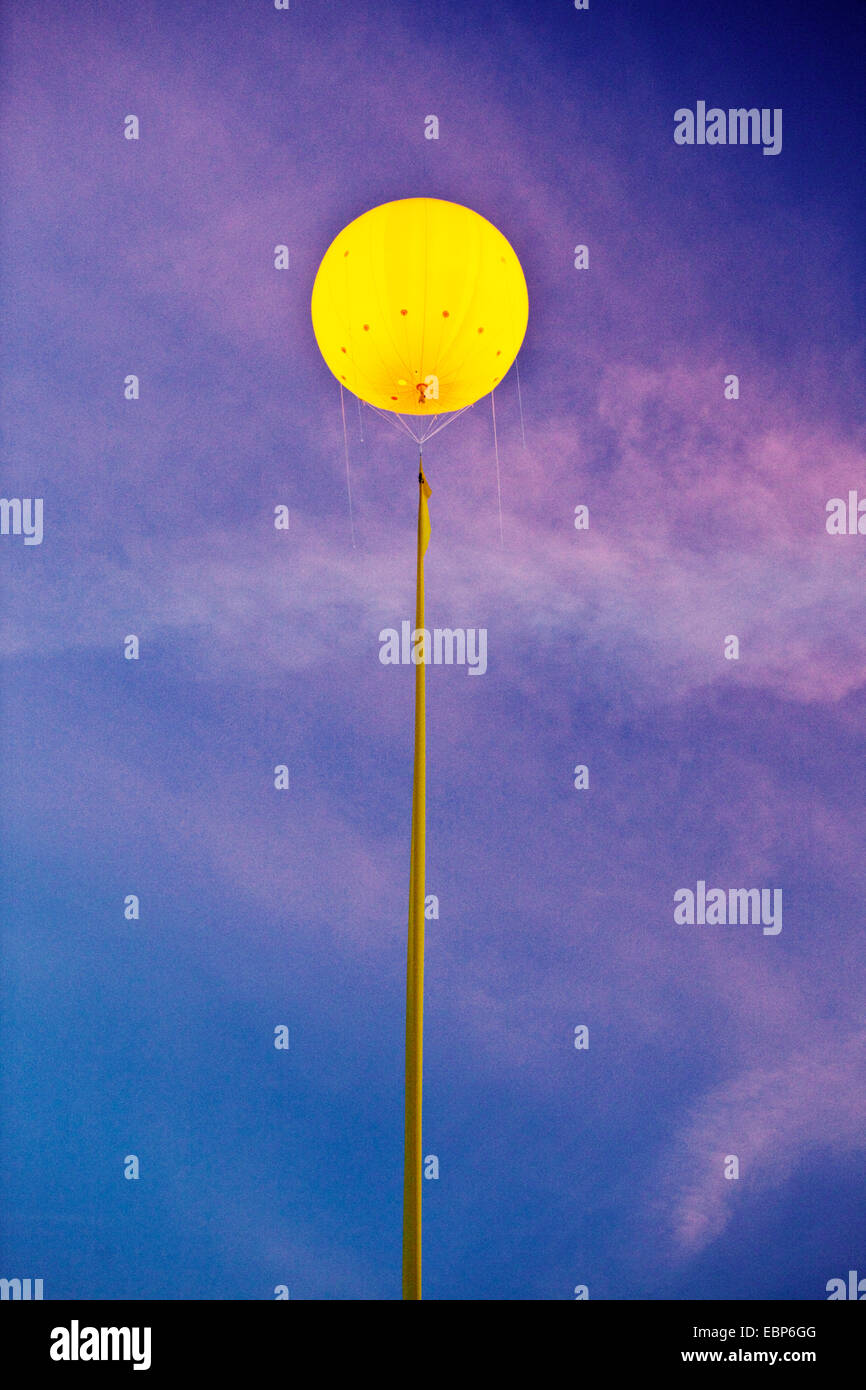 große gelb beleuchtet Ballon, Teil der Veranstaltung "Schachtzeichen" Kennzeichnung ehemalige Standorte der Kohlegruben im Ruhrgebiet, Witten, Ruhrgebiet, Nordrhein-Westfalen, Deutschland Stockfoto