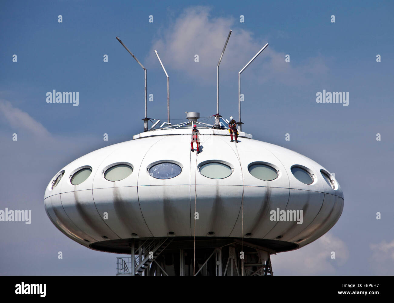 zwei Bergsteiger auf das Colani-ufo auf den Technologietransfer im Zentrum LUENTEC, Deutschland, Nordrhein-Westfalen, Ruhrgebiet, Lünen Stockfoto