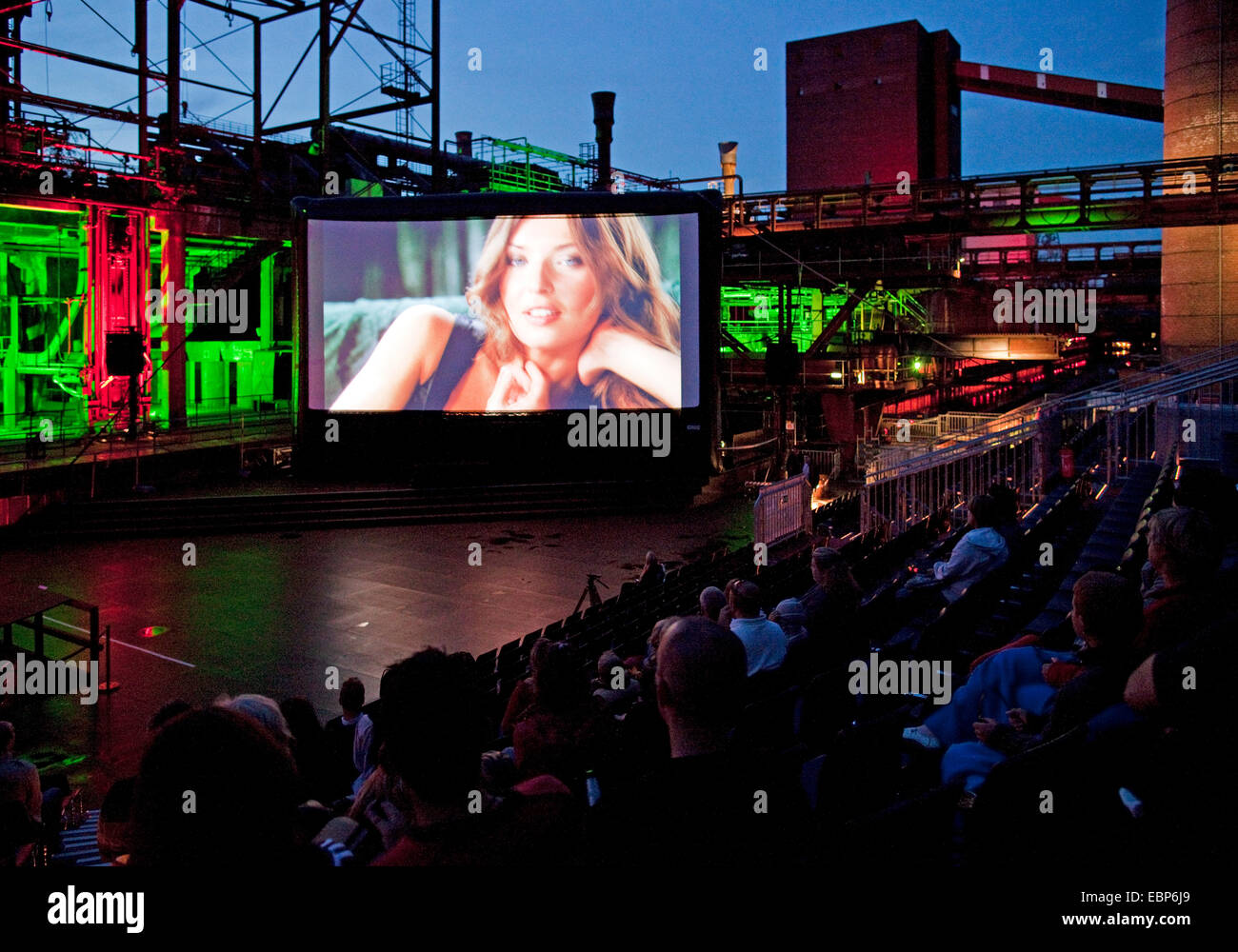 Sommerkino 2010 auf dem Gelände der ehemaligen Zeche Zollverein in blau unsere, Essen, Ruhrgebiet, Nordrhein-Westfalen, Deutschland Stockfoto