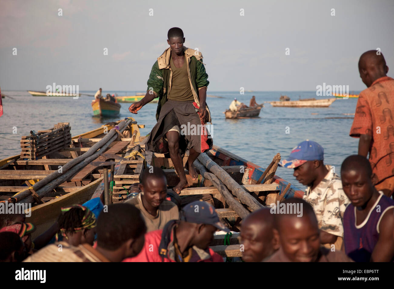 Einige Fischer am Ufer Sees eine vor kurzem landete Boot entladen Burundi, Nyanza Lac, Mvugo, Nyanza Lac Stockfoto