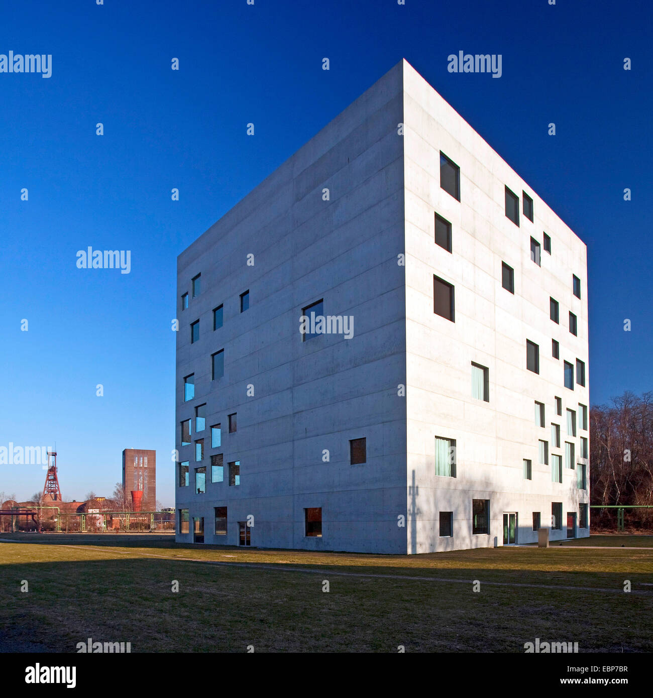 Zollverein Kubus und SANAA-Gebäude, Deutschland, Nordrhein-Westfalen, Ruhrgebiet, Essen Stockfoto