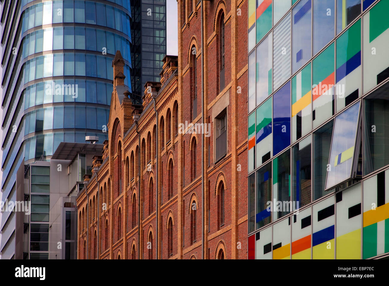 unterschiedliche Fassaden von Bürogebäuden im Medienhafen, Detail, Deutschland, Nordrhein-Westfalen, Düsseldorf Stockfoto