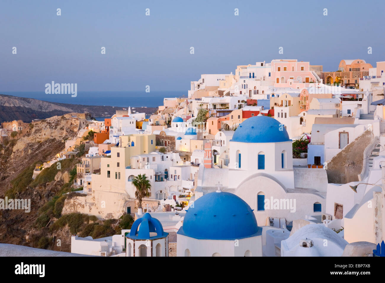 IA, Santorini, südliche Ägäis, Griechenland. Das Dorf in der Morgendämmerung, typische blaue Kuppel Kirchen Prominente. Stockfoto