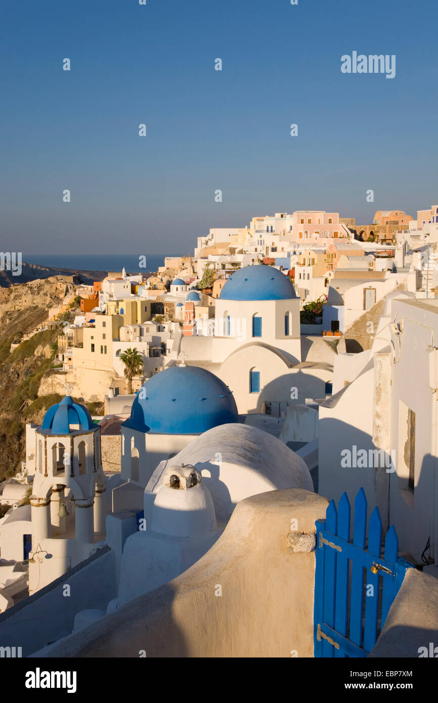 IA, Santorini, südliche Ägäis, Griechenland. Das Dorf bei Sonnenaufgang, typische blaue Kuppel Kirchen Prominente. Stockfoto