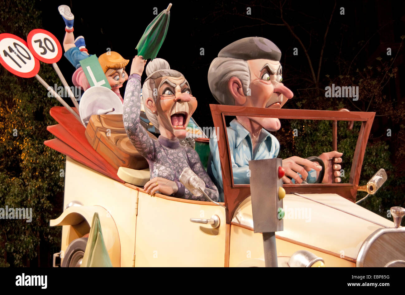 Las Fallas Festival satirische Bildnis Falla Familie im Auto. Stockfoto