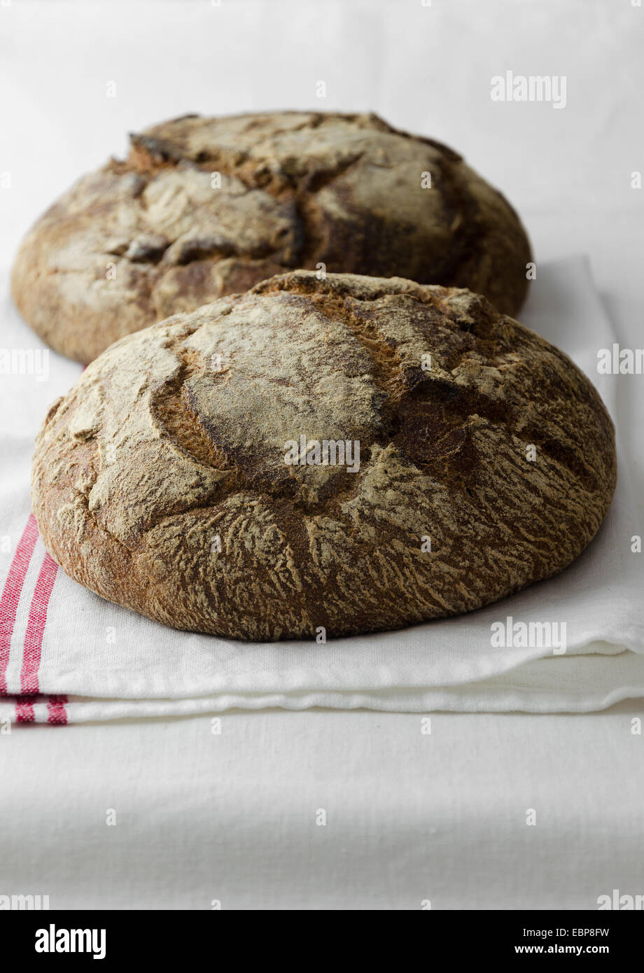 Traditionelle rundes Brot über weißes Tuch Tisch Stockfoto