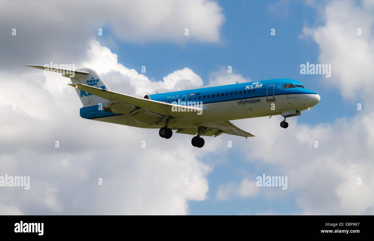KLM Cityhopper Fokker F70, Manchester International Airport landen. Stockfoto