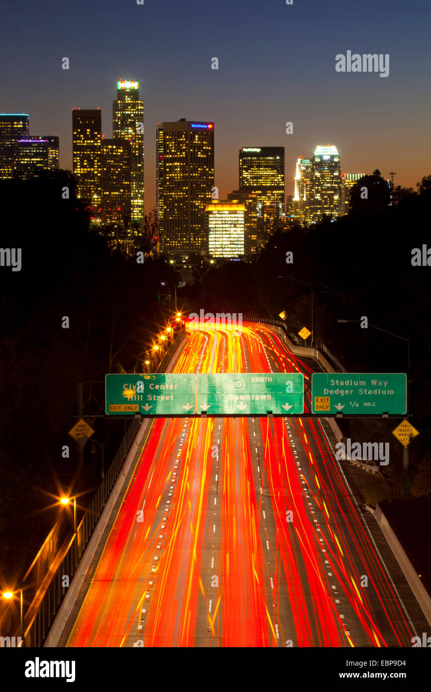 Die 110 Freeway und die Skyline von Los Angeles, California, Vereinigte Staaten von Amerika Stockfoto