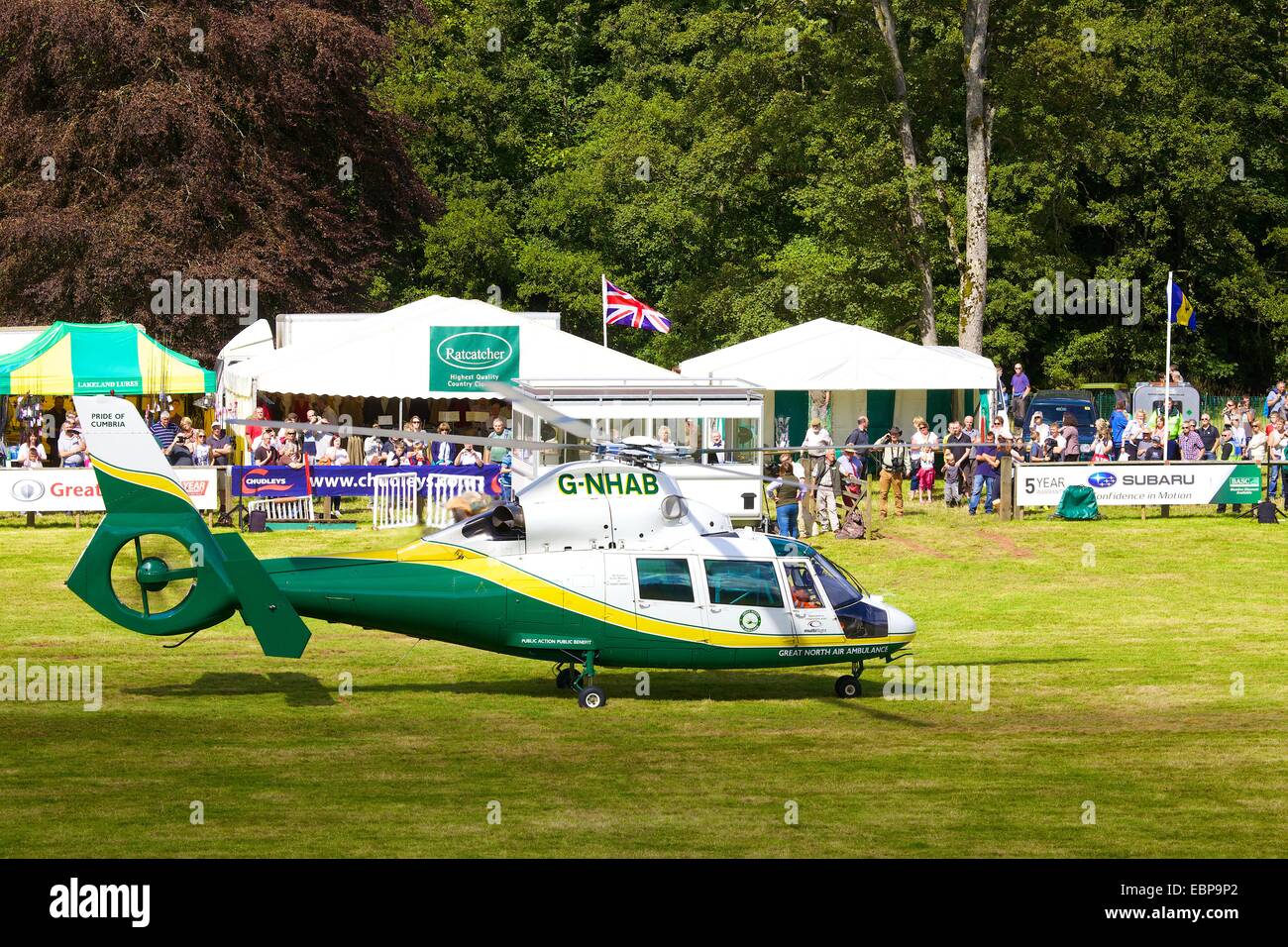 Großer Norden Air Ambulance, G-NHAB, stolz von Cumbria, Hubschrauberlandeplätze bei Lowther-Show. Stockfoto