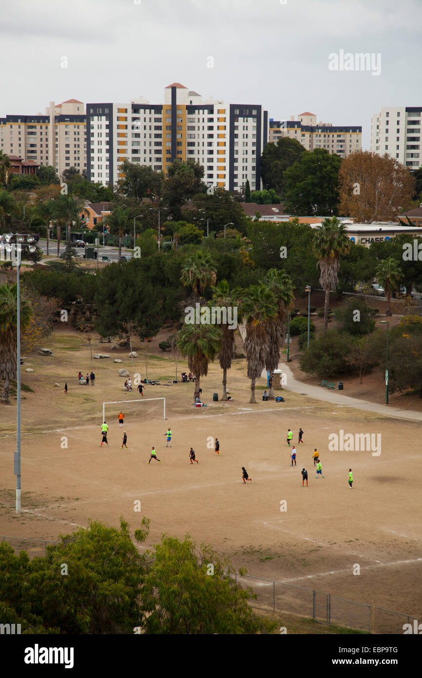 Fußballspiel in der Nähe von Park La Brea Wohnungen, Mid-Wilshire Bereich Stockfoto