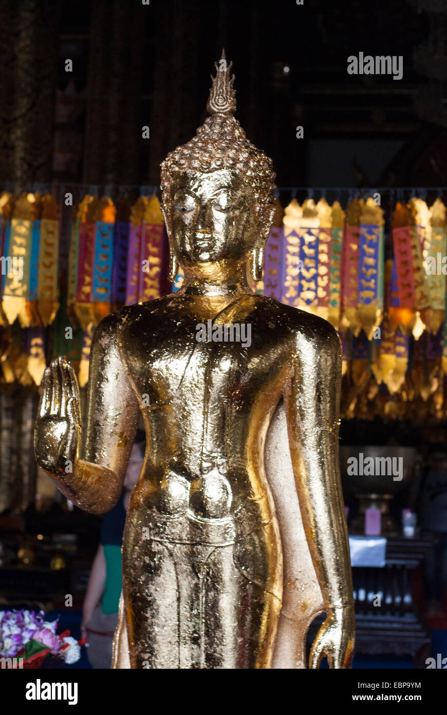 Ein Budda steht vor dem Wat Chedi Luang Tempel in Chiang Mai, Thailand Stockfoto