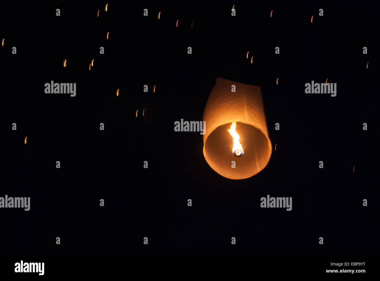 Laternen erhellen den Himmel in Chiang Mai eine das Loy Krathong fest. Stockfoto