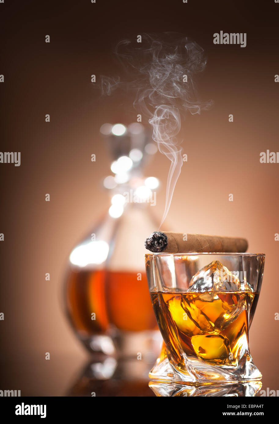 Zigarre auf Glas mit Whiskey auf braunem Hintergrund Stockfoto