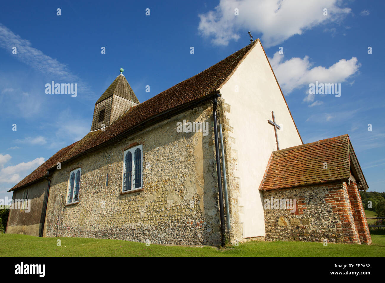 Weiße Kirche auf dem Hügel. Nahaufnahme niedrigen Winkel der Kirche auf dem Hügel. St. Hubert steht allein auf einem Hügel. Stockfoto